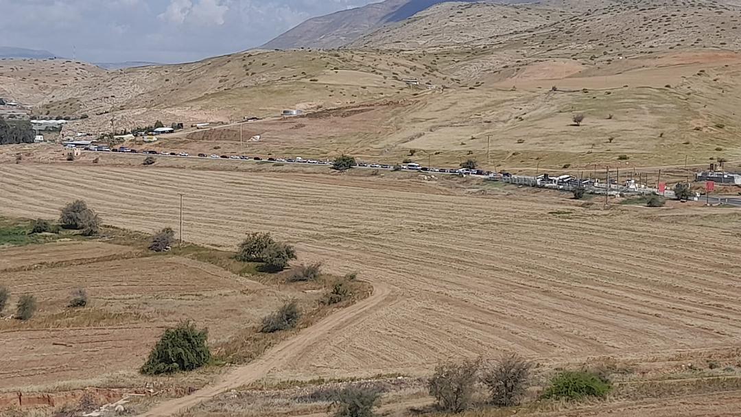 حاجز الحمرا المؤدي إلى الأغوار يشهد إغلاقات متكررة وأزمات منذ ثلاثة أسابيع